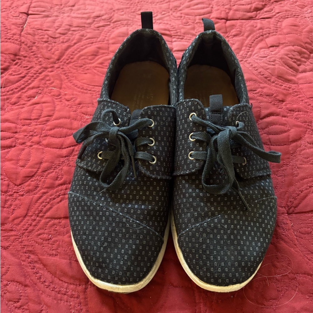 Tom’s Canvas lace up Size 10 Women's black with white accents